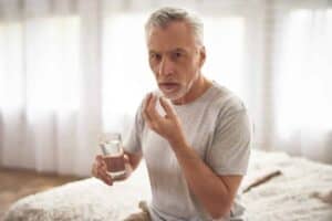 9 essentiële aminozuren voor een goede gezondheid Oude man gebruikt essentieel aminozuur Isoleucine