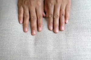 Een vitaminetekort herkennen: 9 veelvoorkomende klachten Een tekort aan vitaminen kan leiden tot breekbare nagels