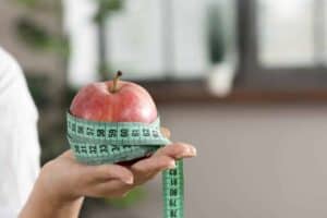 Het consumeren van vezelrijk fruit voor gewichtsverlies