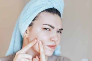 Een vitaminetekort herkennen: 9 veelvoorkomende klachten Het hebben van vitaminetekorten resulteert in acne vulgaris