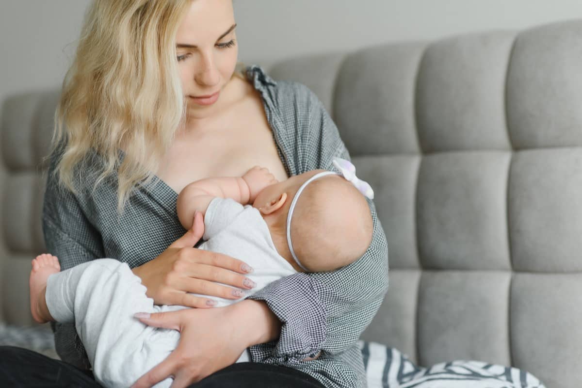 Baby valt in slaap tijdens voeding