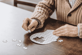 dementie is een geheugen aandoening waar vooral ouderen last van hebben