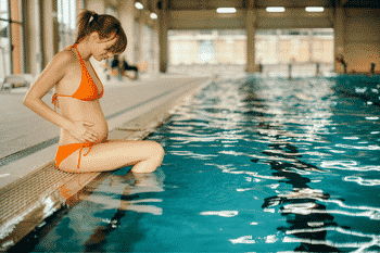 als zwanger persoon kan je veilig zwemmen
