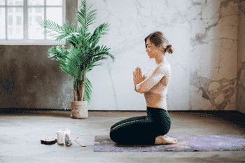 een rustige sport als yoga is meestal wel geschikt tijdens je menstruatie